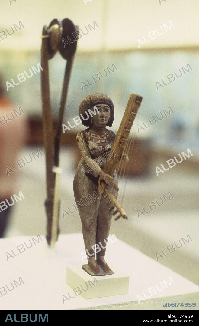 ESCULTURA EGIPCIA - MUJER TOCANDO EL ARPA.