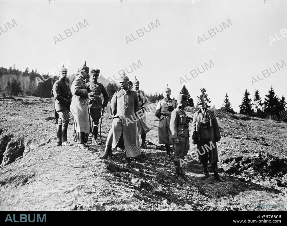 Falkenhayn, Erich von; German military leader; 1861-1922. Head of the 9th army in Romania (WWI / War in the balkans): General von Falkenhayn (middle) and Emperor Karl of Austria-Hungary with their respective staff in Predeal in the southern Carpathian mountains. Photo, c. 1916/1917.