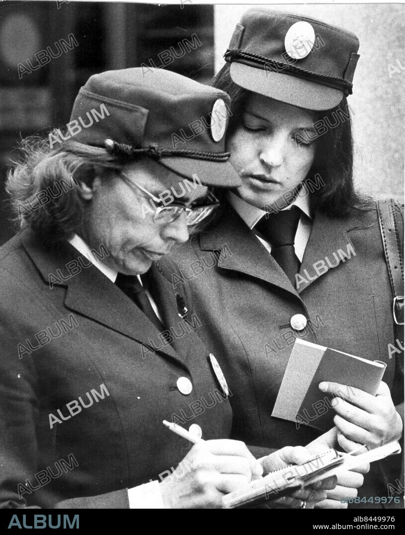 Göteborg 1974-05-21. GT-s journalist Marie Feuk pryar som p-vakt *** Local Caption *** GT Per Wissing. KAMERAREPORTAGE.