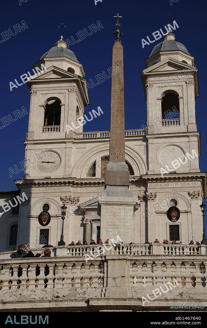 ITALIA. ROMA. Vista de la IGLESIA DE LA TRINITA DEI MONTI (siglo XVI) con el OBELISCO SALUSTIANO, de época imperial romana, frente a ella. Plaza España.