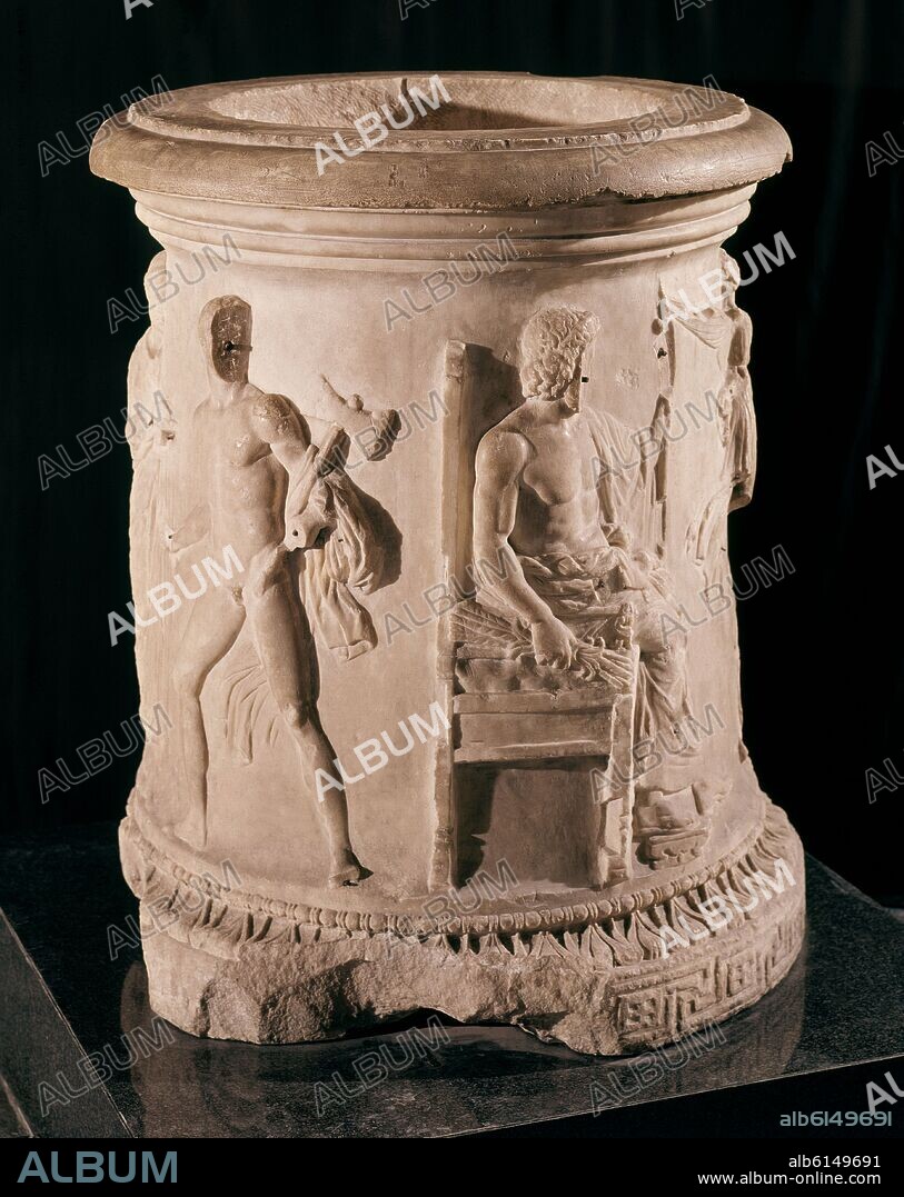 PUTEAL O BROCAL DE UN POZO ROMANO CON ZEUS Y VULCANO - NACIMIENTO DE ATENEA - COPIA ROMANA DE MARMOL SIGLO II.