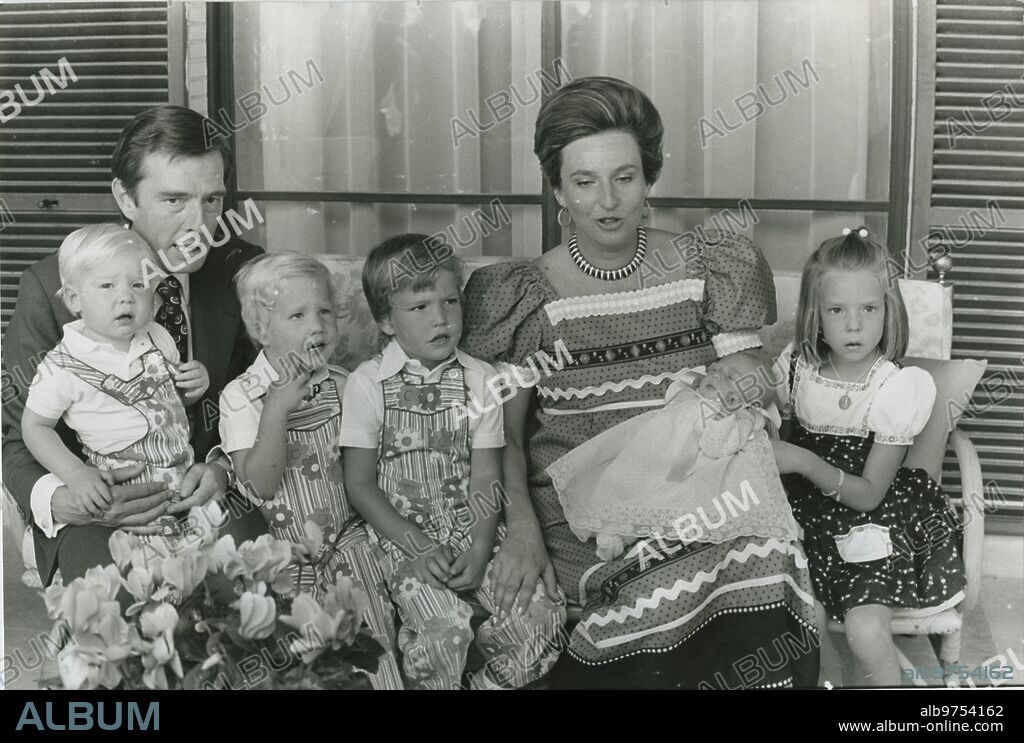 Octubre de 1974. La Infanta Pilar de Borbón y su marido Luis Gómez Acebo, junto a sus hijos Simoneta Gómez Acebo, Juan Gómez Acebo, Beltrán Gómez Acebo y Fernando Gómez Acebo.