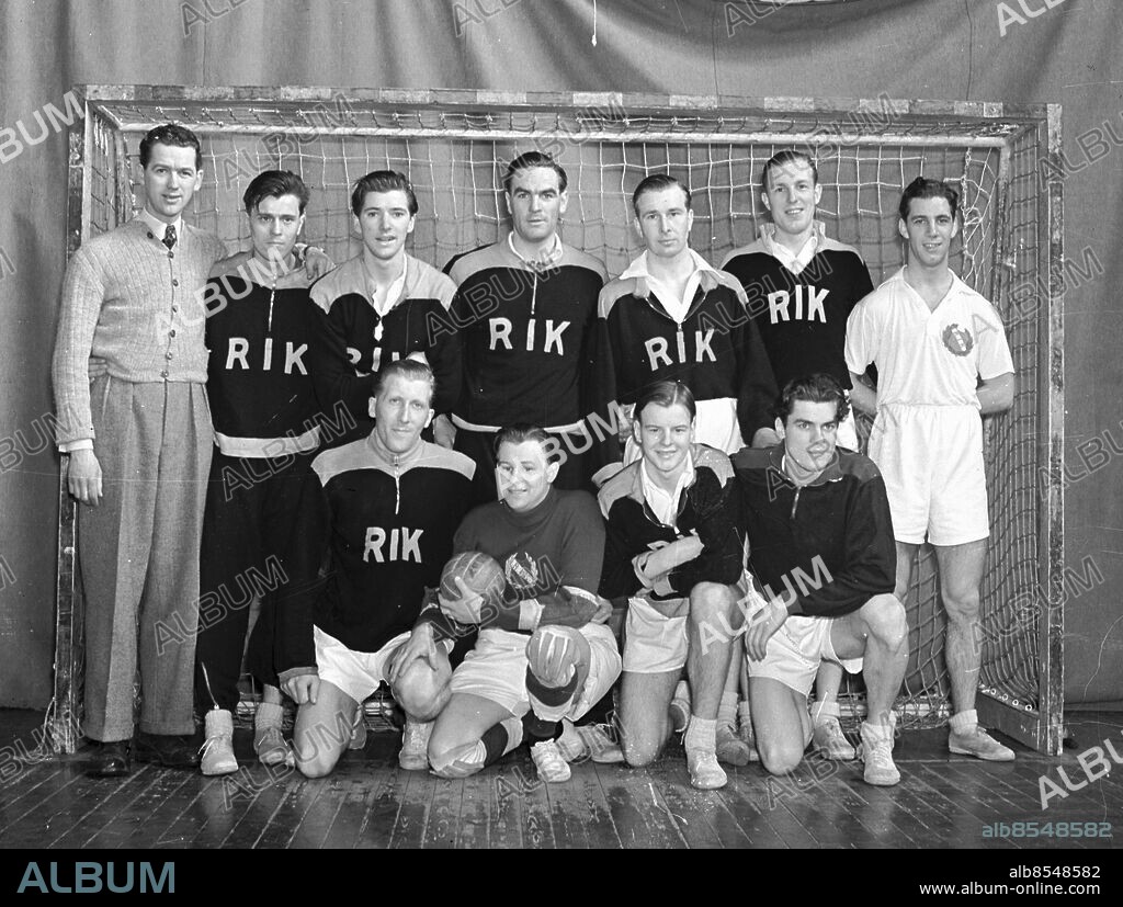 Göteborg 9 maj 1947. RIK - Redbergslids IK handbollslaget. Bakre raden fr. v: Lag.led Arvid Roslöv, Rolf Andreasson, Sten Åkerstedt, Gösta Swerin, Holger Karlsson, Nils Kimfors och Bertil Lundberg. Främre raden fr. v: Valter Larsson, Henry Öberg, Lars-Erik Olsson och Olle Juthage.. Foto: Kamerareportage *** Local Caption *** Scan-94_2. KAMERAREPORTAGE.