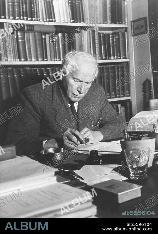 Jung, Carl Gustav, psychologue et psychiatre suisse, Kesswil (Turgovie) 26.7.1875 - Zurich 6.6.1961. Portrait à son bureau. Photo, 1952.
