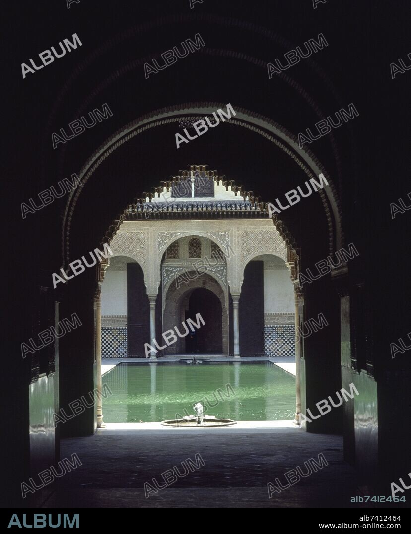 PATIO ARRAYANES - SALON DE COMARES AL FONDO.