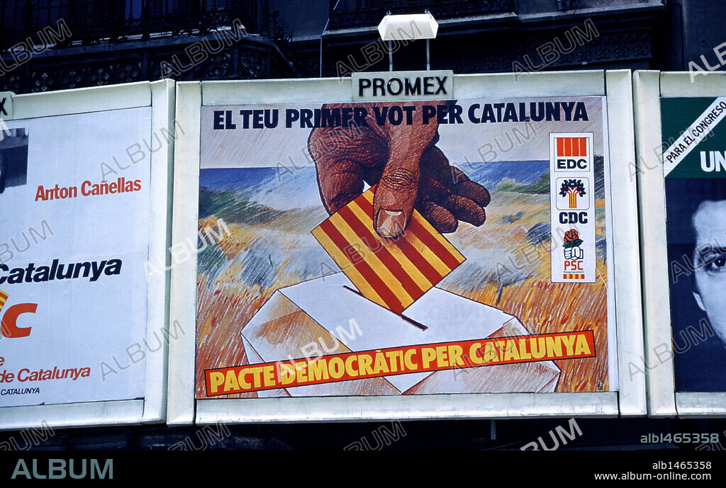 ELECCIONES GENERALES DE 1977 (15 DE JUNIO). La campaña electoral para la elección de las nuevas Cortes se desarrolló entre el 24 de mayo y el 13 de junio. Triunfaron UCD y PSOE. Las nuevas Cortes (22-7-77) empezaron a redactar una Constitución y Suárez formó nuevo Gobierno con mayoría de UCD (5-7-77). CARTELES CON PROPAGANDA ELECTORAL DEL "PACTE DEMOCRATIC PER CATALUNYA".