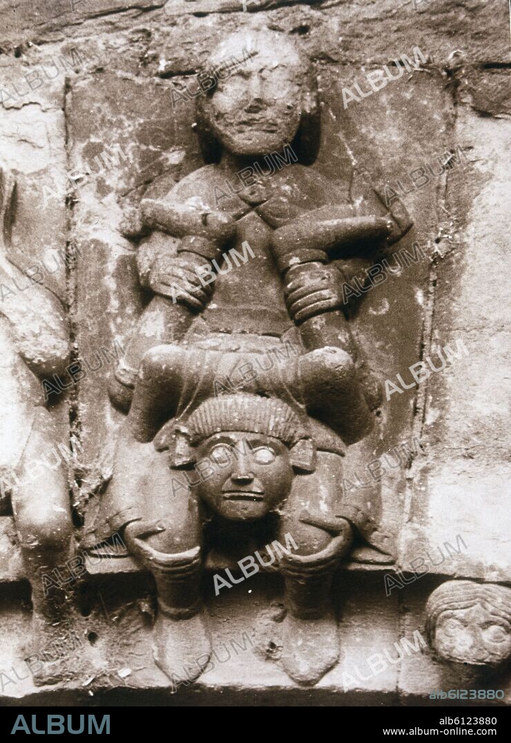 DETALLE DE LA PORTADA DE LA IGLESIA DE SANTA MARIA DE COVET - RELIEVE DE LOS ACROBATAS - SIGLO XII.
