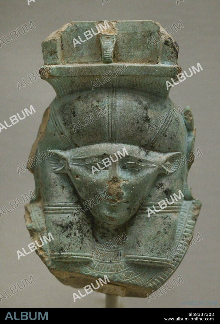 Cabeza de la diosa Hathor. Período Tardío de Egipto o Baja Epoca. XXVI Dinastía. 664-332 a.C. Loza de terracota verde. Museo Calouste Gulbenkian. Lisboa. Portugal.