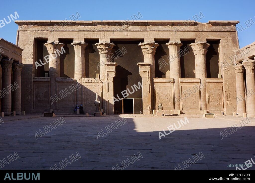 El Templo de Edfu está ubicado en la ciudad de Edfu (Egipto), que durante el periodo grecorromano fue conocida como Apolinópolis Magna, dedicada al dios de los dioses, Horus-Apolo.