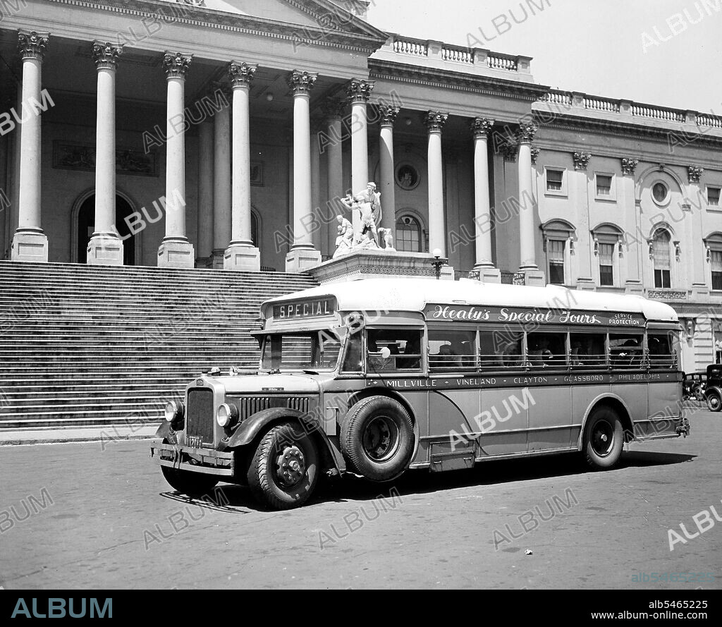 Tour bus at U.S. Capitol, Washington, D.C. circa 1935.