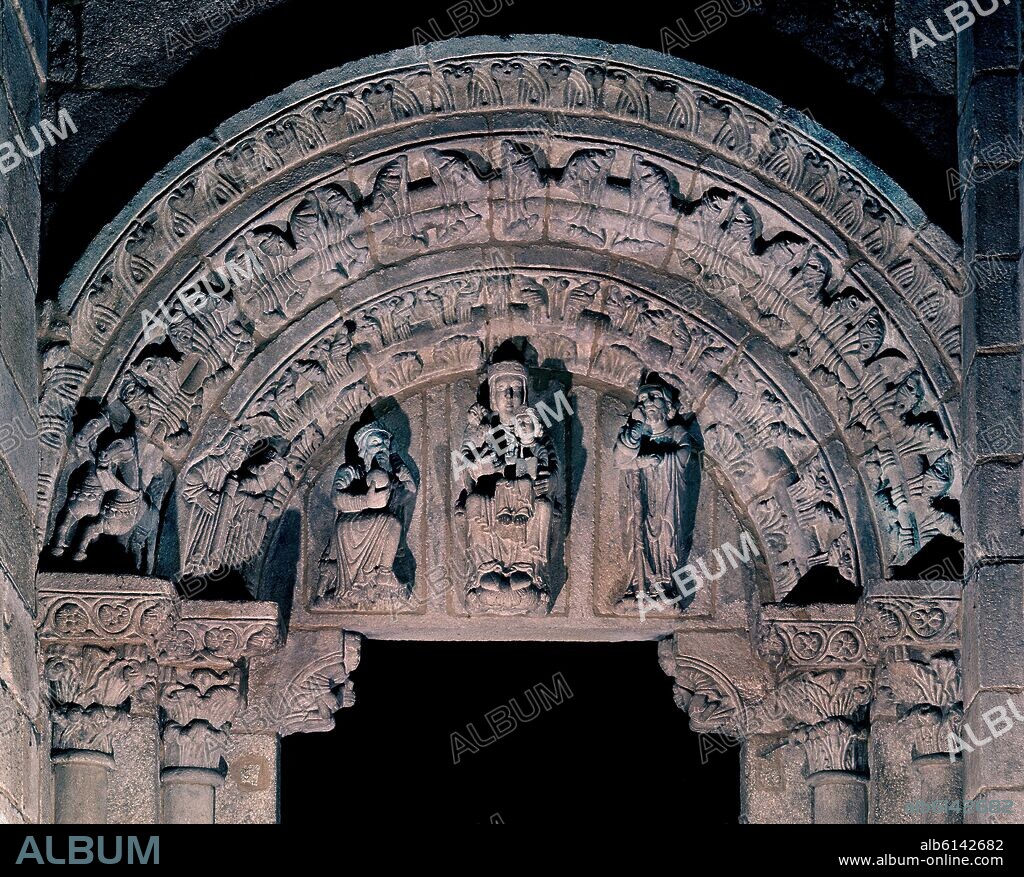 TIMPANO DE LA CAPILLA DE LA CORTICELA - SIGLO XII - ROMANICO GALLEGO.