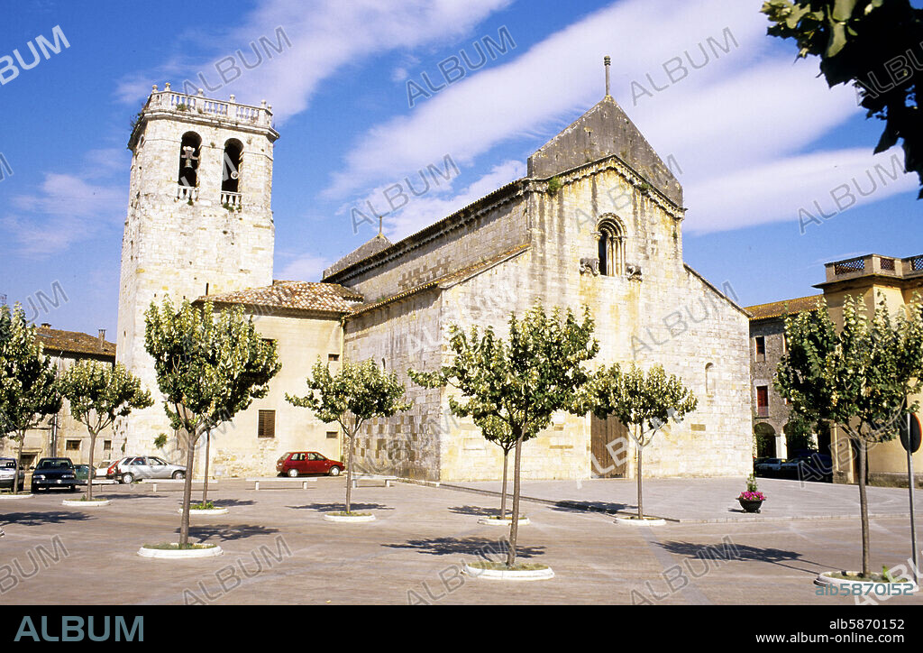 Besalú, Iglesia de Sant Pere (románica, s. XII) (La Garrotxa).