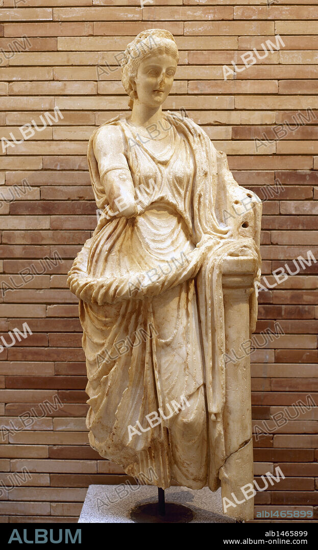 MUSAS GRIEGAS, hijas de Zeus y de Mnemosine. Eran nueve y a su vez las inspiradoras de las artes. Estatua de una MUSA con restos de un posible instrumento musical. Epoca romana. Museo Nacional de Arte Romano. Mérida. Provincia de Badajoz. Extremadura. España.