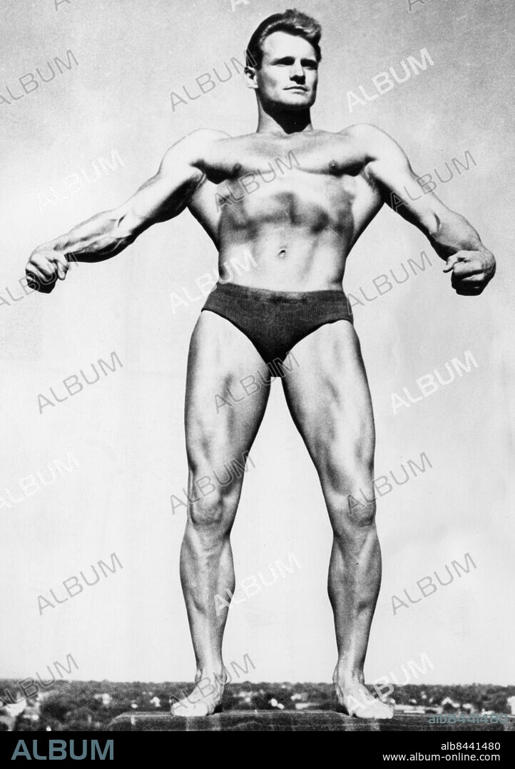 Orig. bildtext... VENUS AND HERCULES OF '48 New York, N.Y.... (...) (At right) Gene Jantzen, 31, of Bartelso, Ill., won first prize of $1000 in the same contest, and was named the Physical Culture Hercules. A vet, Gene hopes to open a gymnasium in St. Louise, the nearest large city to his home. Gene is 5feet 9 inches in height, and tips the scales at 195 pounds. He has a 49-inch chest, a 32-inch waist and 39inch hips. 5/6/48 Anm. Se även BCB650. G Jantzen, 1916-2005, amerikansk kroppsbyggare. Bildserier Fotoreportage Biceps Styrka Muskler CD670 persons: GENE JANTZEN sites: NEW YORK;USA.