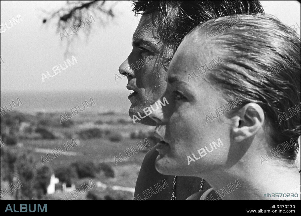 ALAIN DELON y ROMY SCHNEIDER en LA PISCINA, 1969 (LA PISCINE), dirigida por JACQUES DERAY. Copyright S.N.C/TRITONE.