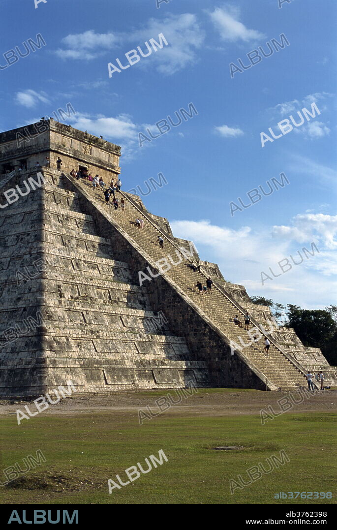 El Castillo, pyramid dedicated to the god Kukulcan, Chichen Itza, UNESCO World Heritage Site, Yucatan, Mexico, North America.