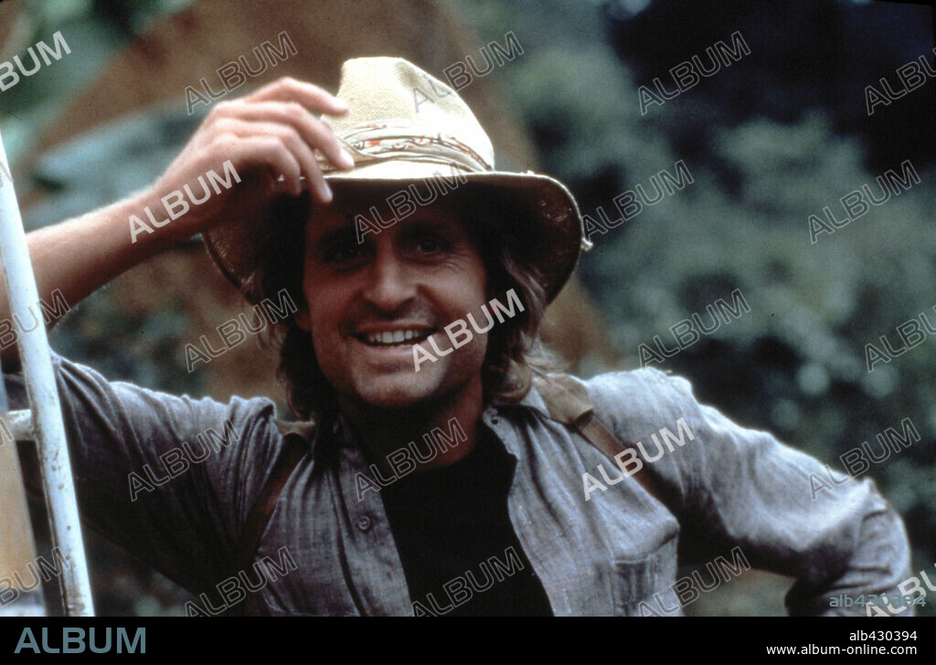 MICHAEL DOUGLAS en TRAS EL CORAZÓN VERDE, 1984 (ROMANCING THE STONE), dirigida por ROBERT ZEMECKIS. Copyright 20TH CENTURY FOX.