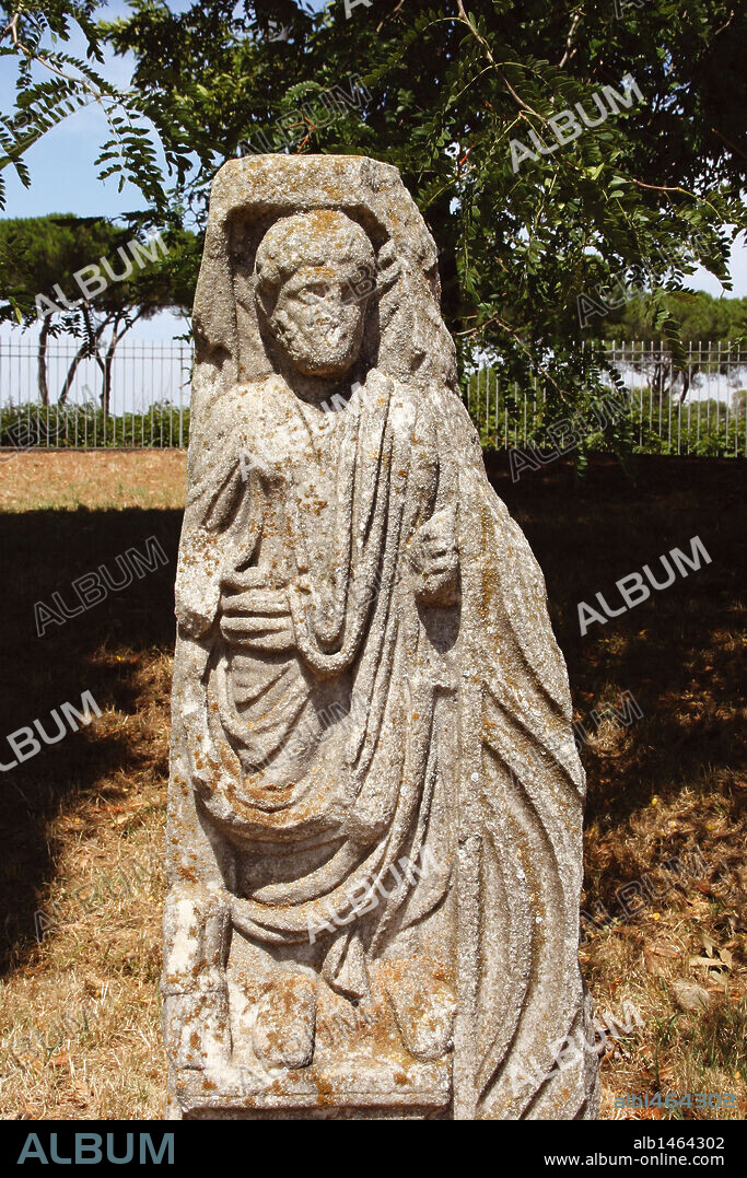ARTE ROMANO. ITALIA. OSTIA ANTICA. Antigua ciudad a orillas del mar Tirreno y antiguo puerto comercial de la Roma Imperial. Detalle de los restos de un sarcófago con relieve de un CIUDADANO ROMANO TOGADO. Alrededors de Roma.