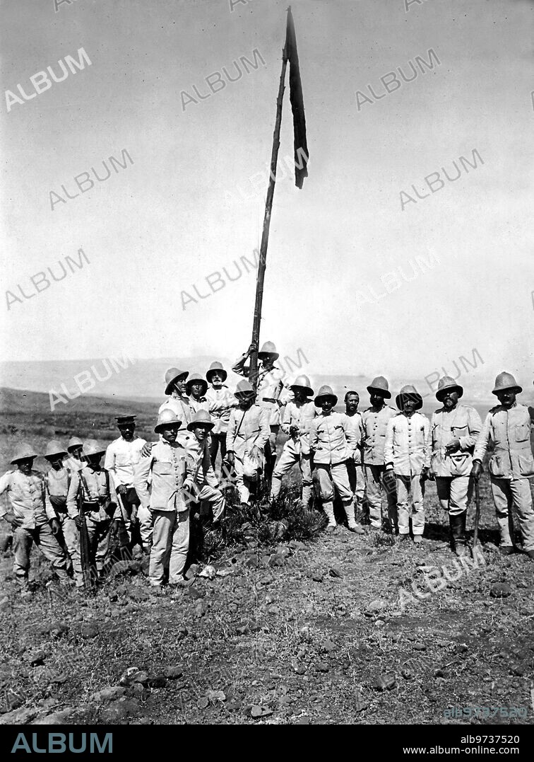 Melilla, October 1909. Moroccan War, Colonel Primo de Rivera and leaders and officers of the Melilla regiment next to the flag raised in the Gurugú. The colonel is the one who is highest, hugging the mast.