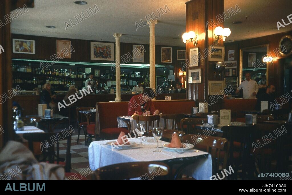 INTERIOR DEL CAFE GIJON SITUADO EN EL PASEO DE RECOLETOS - FUNDADO EN 1888.