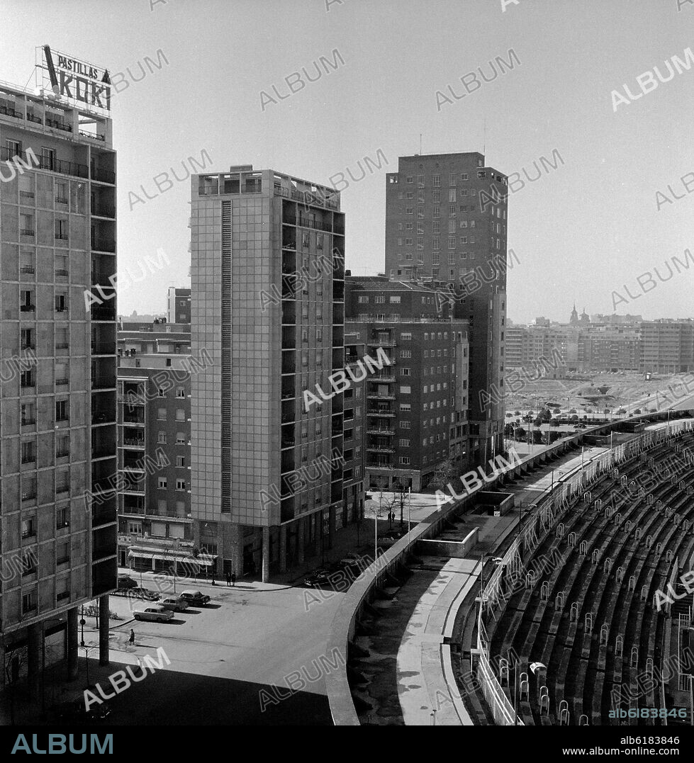 CALLE CONCHA ESPINA - EDIFICIOS JUNTO AL ESTADIO DE FUTBOL DEL REAL MADRID - FOTOGRAFIA EN BLANCO Y NEGRO - AÑOS 60.