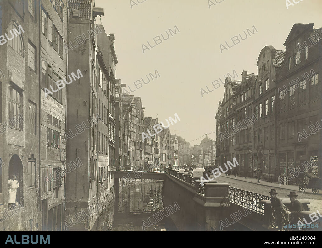Georg Koppmann, Hamburg, Hopfensack and Reichenstraßenfleet to the east, silver gelatin paper, black and white positive process, image size: height: 25.5 cm; width: 35.1 cm, dry stamp: recto and right: Photogr. v. G. Koppmann & Co, Hamburg 1901st, architectural photography, city, city view (veduta), canals, waters (in the city), streets and squares, residential house, multi-storey house, warehouse (port), bridge in a city over river, canal etc, urban life, hist. Building, locality, street, Hamburg.