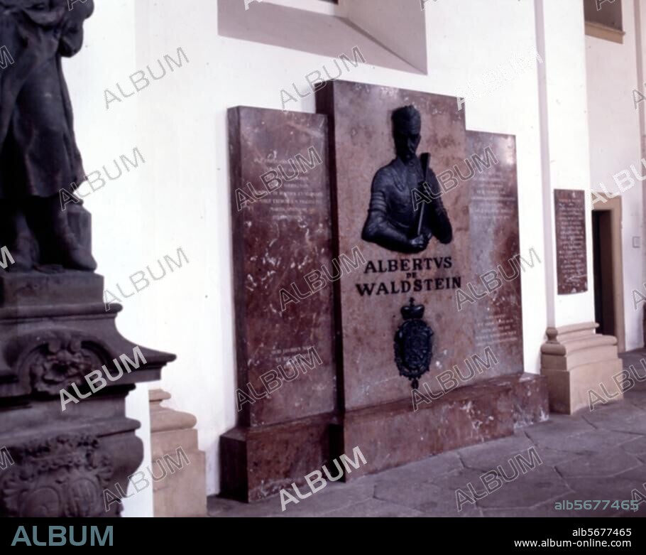 zu: Wallenstein, Albrecht, Herzog von Friedland; Feldherr des 30jährigen Krieges; 1583-1634. Münchengrätz, tschech. Mnichovo Hradiste (Böhmen); St. Annenkirche (seit 1785 Wallensteins Grablege). Grabstein Wallensteins von 1934 über der Gruft. Foto, 1983.