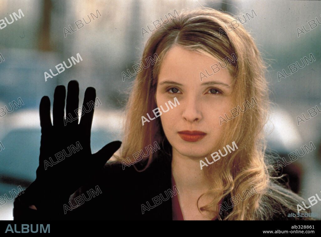 JULIE DELPY en TRES COLORES: BLANCO, 1994 (TRZY KOLORY: BIALY), dirigida por KRZYSZTOF KIESLOWSKI. Copyright MIRAMAX.