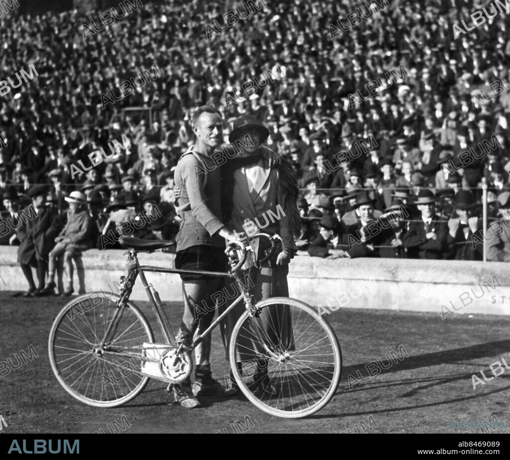 1924 - Henrik Morén tillsammans med sin fru efter målgång i 6-dagarsloppet på cykel. Foto: TT Kod: 190 COPYRIGHT SCANPIX SWEDEN.