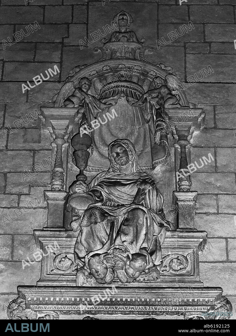 JERONIMO QUIJANO (1500-1563). DETALLE DE LA PORTADA DE LA ANTESACRISTIA - SIGLO XVI - RENACIMIENTO ESPAÑOL - FOTOGRAFIA EN BLANCO Y NEGRO - AÑOS 60 -.