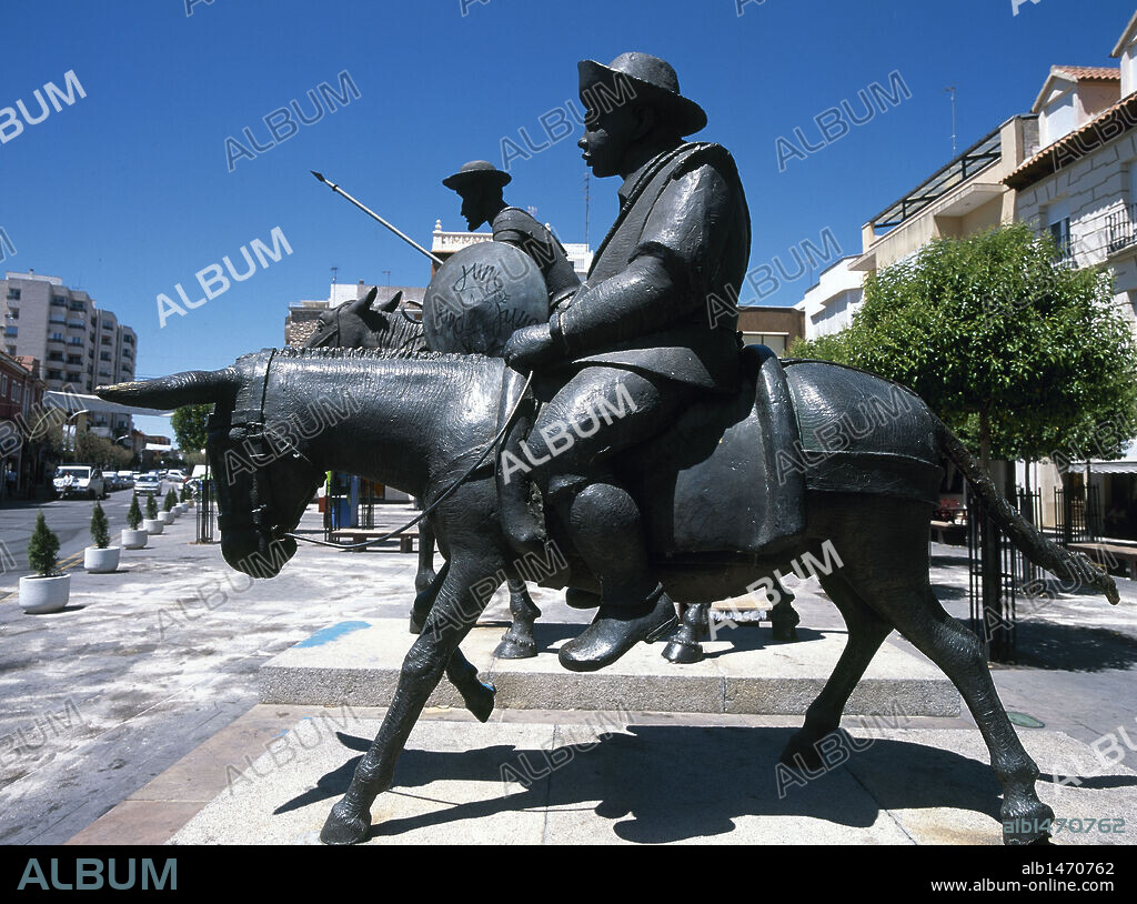 DON QUIJOTE Y SANCHO PANZA. Personajes centrales de "EL INGENIOSO HIDALGO DON QUIJOTE DE LA MANCHA", Obra maestra de Miguel DE CERVANTES SAAVEDRA (1547-1616). Monumento existente en la plaza Mayor de la localidad de ALCAZAR DE SAN JUAN. Provincia de Ciudad Real. Castilla-La Mancha. España.