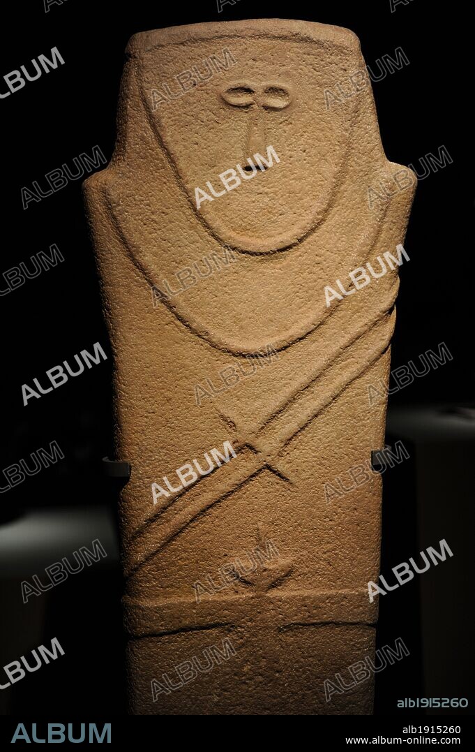Ancient art. Arabic peninsula. Anthropomorphe Stele. IV millennum BC. 92x21cm. Al-Ma'Akir / Qaryat al-Kaafa, Hail. National Museum, Riyadh. Saudi Arabian.