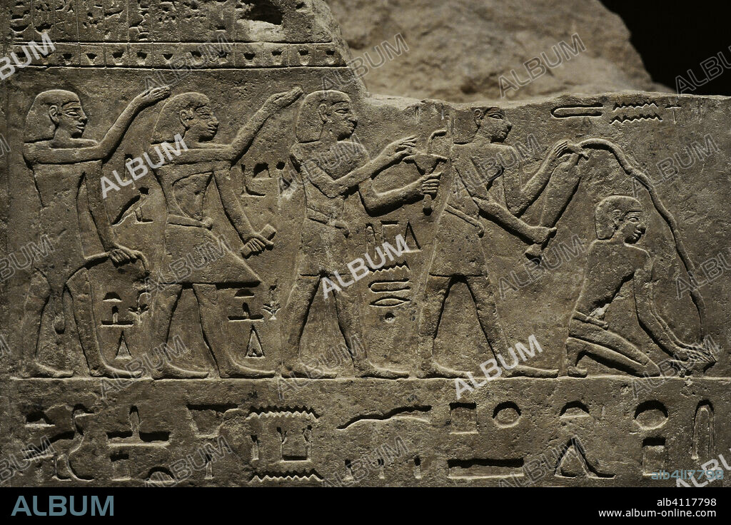 Detalle de un fragmento de pared de la tumba de Satbahetep y Neferkhau. Procesión de sacerdotes funerarios, entre los que destaca Sem, un sacerdote lector, ofrecen incienso y una libación. 2100-1940 a.C. Piedra caliza. Necrópolis del Primer Periodo Intermedio-comienzos del Reino Medio. Heracleópolis Magna (Ehnasya el-Medina). Alto Egipto. Museo Arqueológico Nacional. Madrid. España.