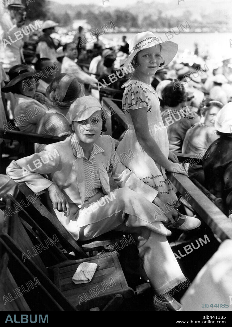MARLENE DIETRICH in MARLENE DIETRICH: HER OWN SONG, 2001, unter der Regie von DAVID RIVA. Copyright METRO GOLDWYN MAYER. Marlene Dietrich and her daughter Maria Sieber at a polo match, 1934.