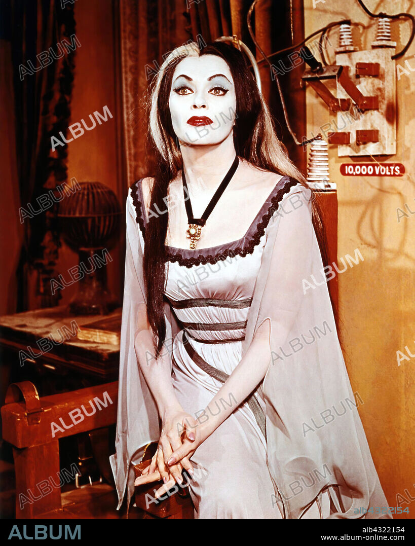 YVONNE DE CARLO in THE MUNSTERS, 1964, unter der Regie von EARL BELLAMY, EZRA STONE, GENE REYNOLDS, JERRY PARIS, JOSEPH PEVNEY und NORMAN ABBOTT. Copyright CBS/MCA/UNIVERSAL.