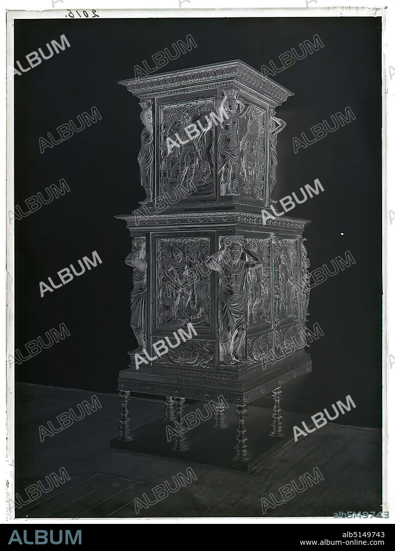 Wilhelm Weimar, Nuremberg Oven by Andreas Leupold (1662), glass negative, black and white negative process, total: height: 23.8 cm; width: 17.8 cm, numbered: top left: in black ink: 2016. work of applied art (ceramics).