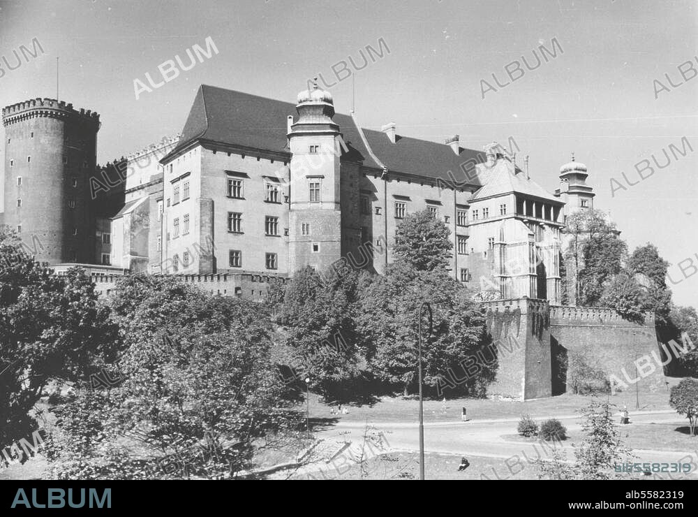 Krakow (Poland), Wawel. (Castle hill with Wawel Royal Castle and cathedral, until 1596 seat of dukes and kings of Poland). General view. Photo, c. 1960.