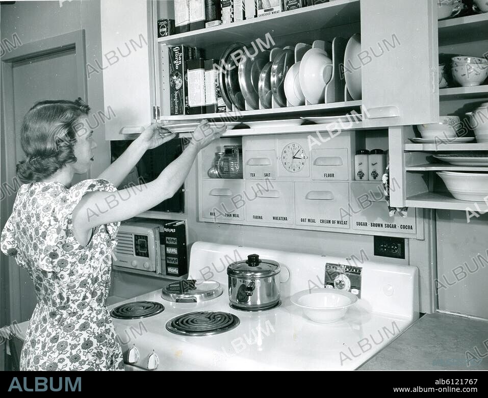 Wohnung / Küche:-USA: Frau in moderner Küche.-Foto, 1940er Jahre.