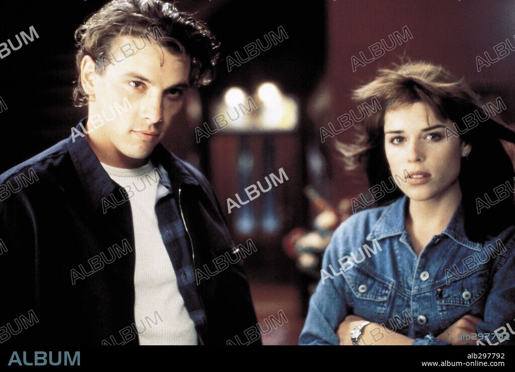 NEVE CAMPBELL und SKEET ULRICH in SCREAM - SCHREI!, 1996 (SCREAM), unter der Regie von WES CRAVEN. Copyright DIMENSION FILMS.