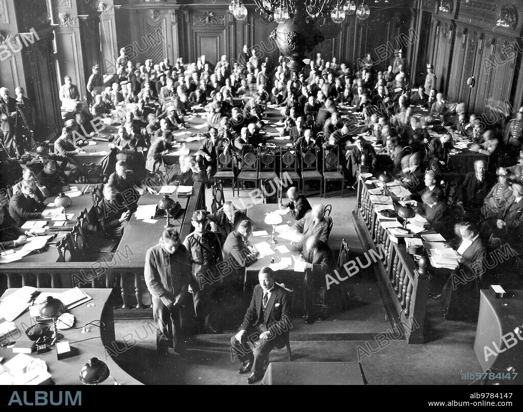 21 septiembre 1933. Comienzo en Leipzig de juicio contra a Marinus van-der-Lubbe acusado de provocar el incendio del Reichstag.