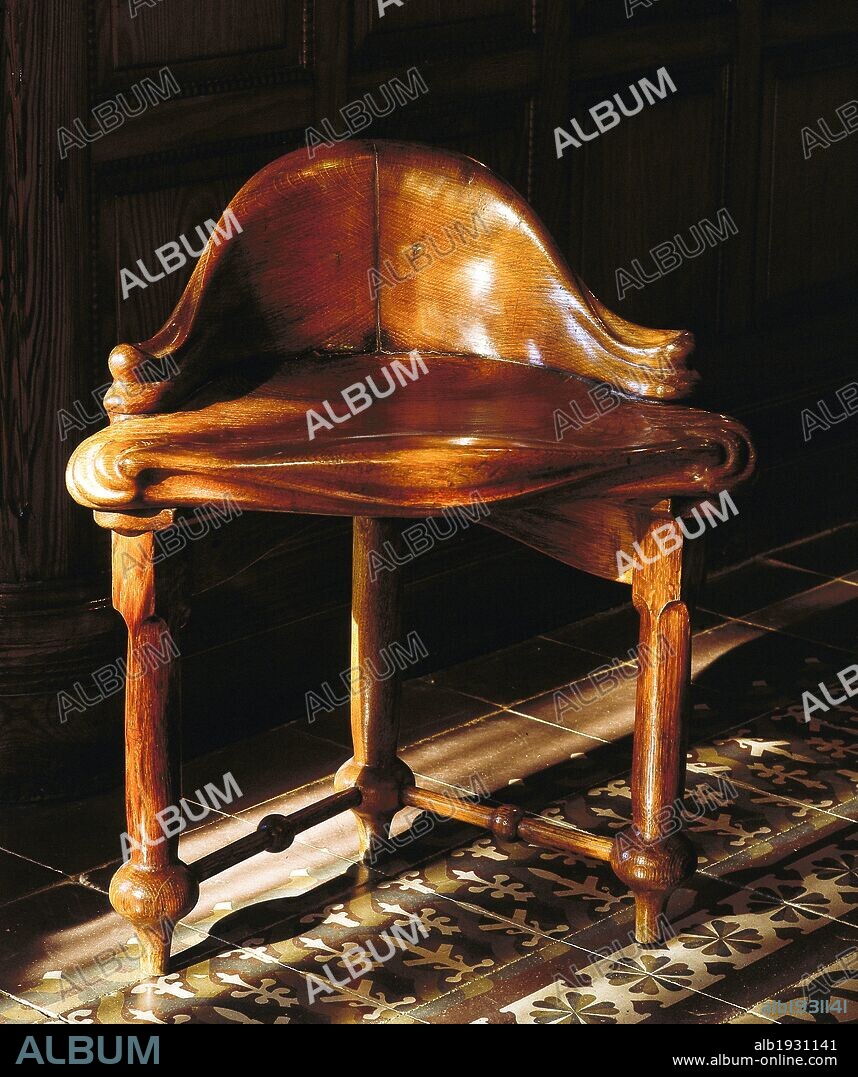Antoni Gaudi Stool, 1904. Casa Calvet. Modernism. Barcelona.