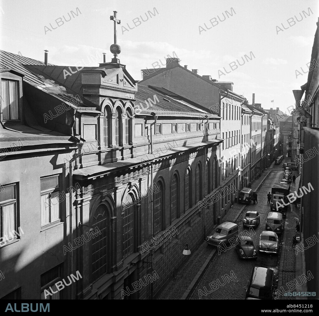 STOCKHOLM 1955. Norra Smedjegatan och Katolska kyrkan i Stockholm 1955.. Fotograf okänd / Foto: TT / Kod 1900.