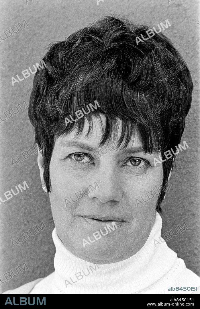 1968-08.. Ingrid Schrewelius, modejournalist och TV-medarbetare, i bland annat Lilla Journalen.. Foto: Bo-Aje Mellin / RiR / SVT / Kod: 5600. Reportage publ. i RiR 37/68 sid. 16 inför TV-programmet Lilla Journalen.. RiR 19138 sv/v neg.