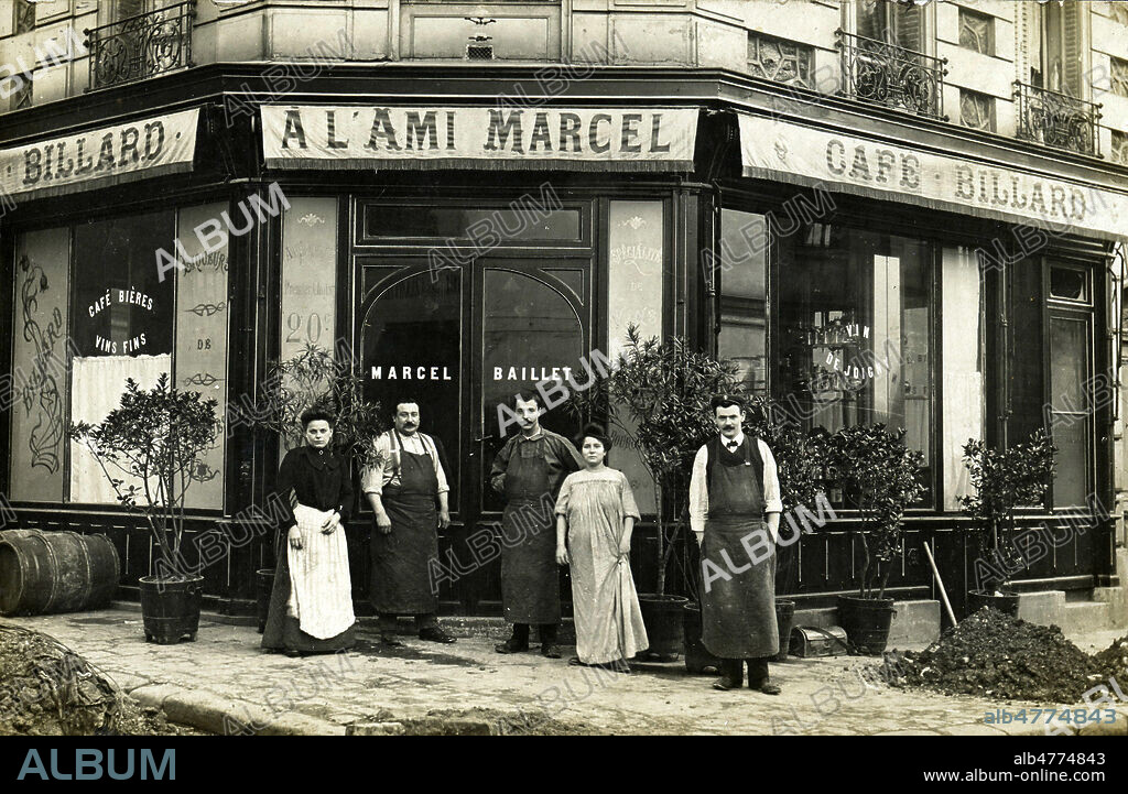 'A l'ami Marcel, cafe, billard'. Devanture de bistrot - restaurant, proprietaire Marcel BAILLET. Photographie anonyme pour une carte postale vers 1907. Credit : Collection IM/KHARBINE-TAPABOR.
