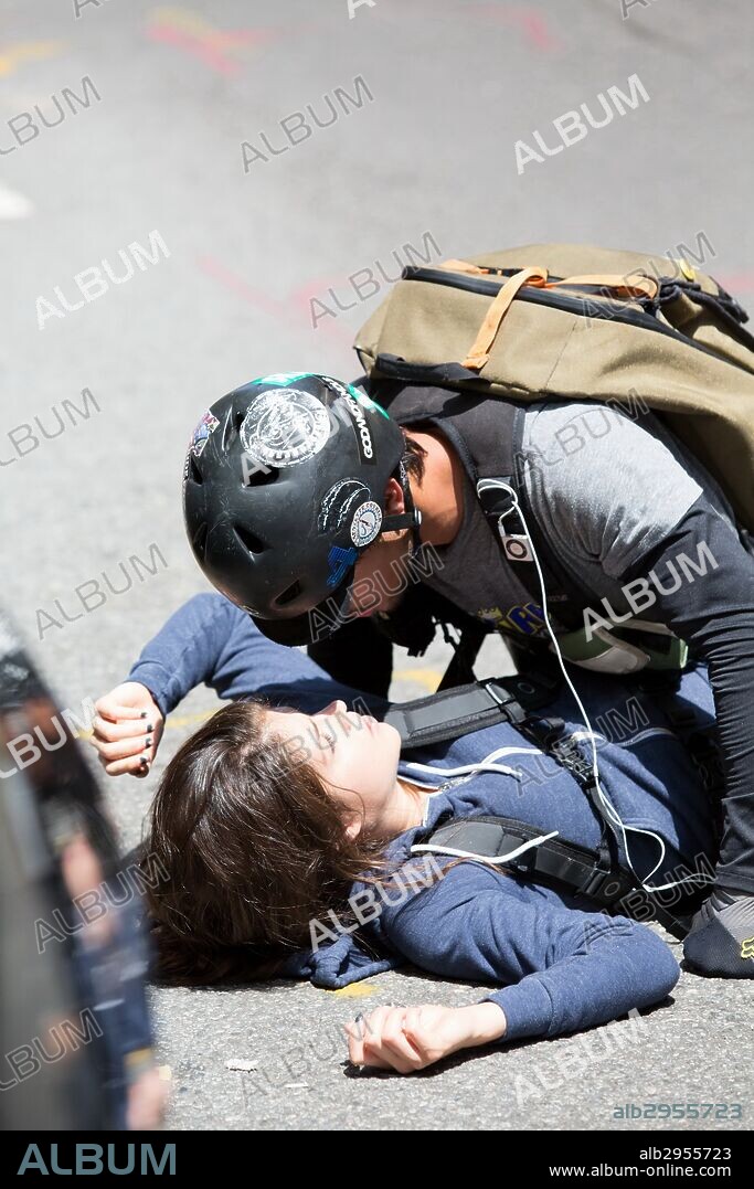MARIE AVGEROPOULOS y TAYLOR LAUTNER en TRACERS, 2015, dirigida por DANIEL BENMAYOR. Copyright TEMPLE HILL ENTERTAINMEMT.