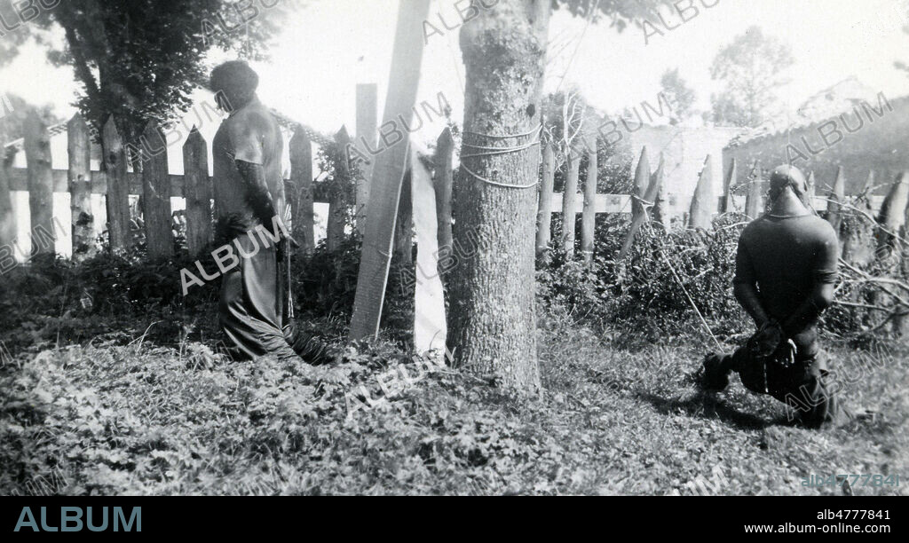 Cadavres de maquisards et de villageois massacres par les troupes allemandes a Vassieux en Vercors apres l'assaut donné du 21 au 23 juillet 1944. Photographie anonyme de 1944. Credit : Collection IM/Kharbine-Tapabor.