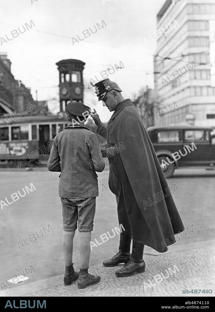 GERMANY BERLIN around 1930. Orig. caption ... BIG CITIES LEARN TO GO RIGHT. The "Pedestrian Week" organized by the Berlin-Brandenburg Traffic Guard began in Berlin today. 38901) A Berlin boy takes from the traffic game (...) cysts at Potsdamer Platz to learn about right crossing traffic-rich points. Photo: Robert Sennecke / AB Text & Bilder / SVT / Code: 5600 Folder: Traffic Police Germany 2751 C sites: GERMANY; BERLIN PhotoDate: 193? - ?? - ??.