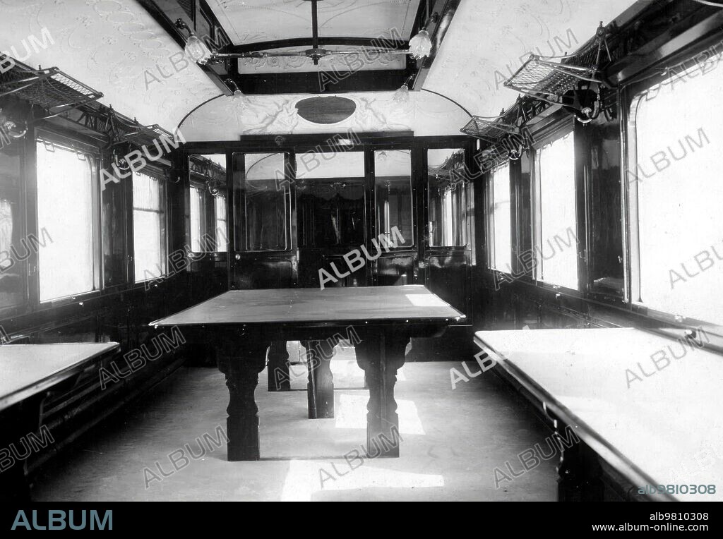 Vista interior del vagón de tren dónde en el bosque de Compiègne, a unos 90 kilómetros al norte de París se firmó el armisticio de la Primera Guerra Mundial. En el mismo vagón quiso Hitler que se firmara la rendición francesa el 22 de junio de 1940. Tras esto fue llevado a Alemania como botín de guerra. Las SS lo destruyeron antes del fin de la II Guerra Mundial para evitar que sirviera para la firma de la capitulación alemana.