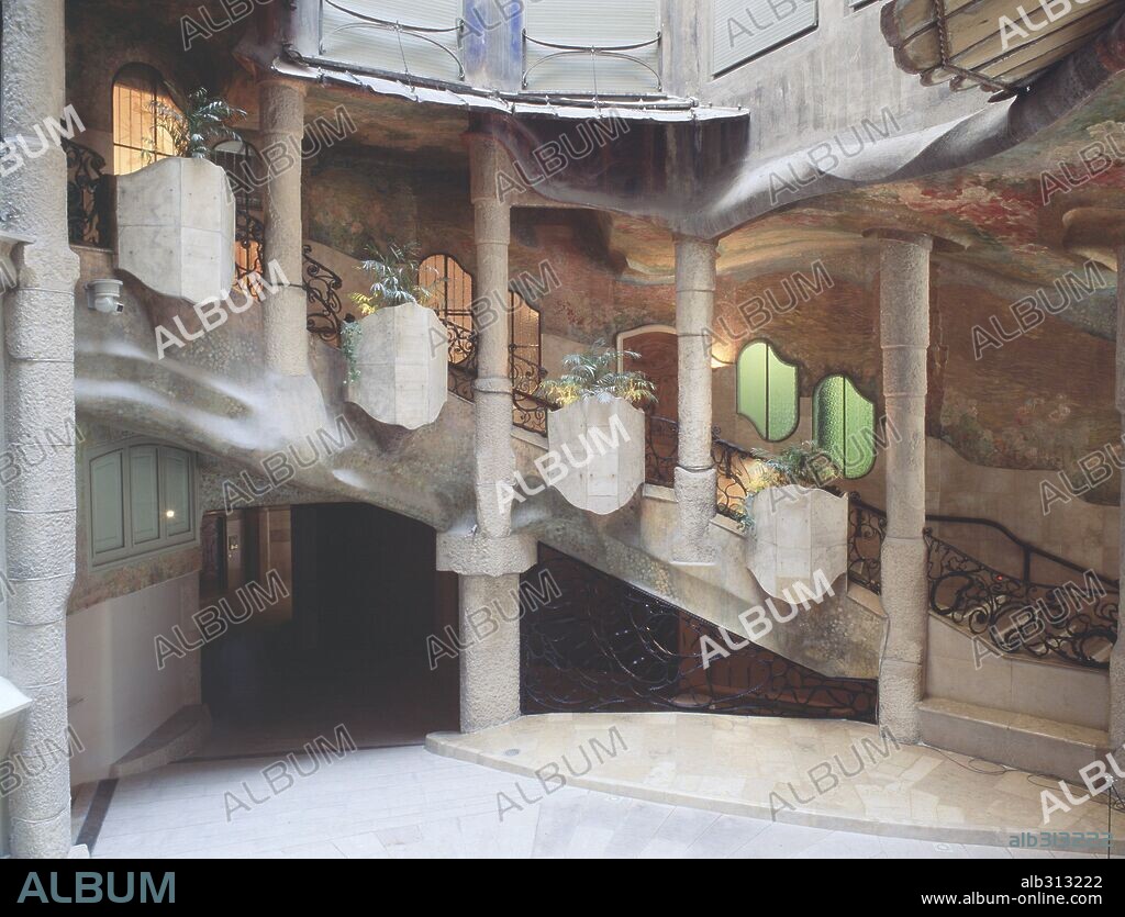 ANTONI GAUDÍ. Escalera principal, Vestíbulo. La Pedrera, 1906-10.(Casa Milà). Barcelona, España.