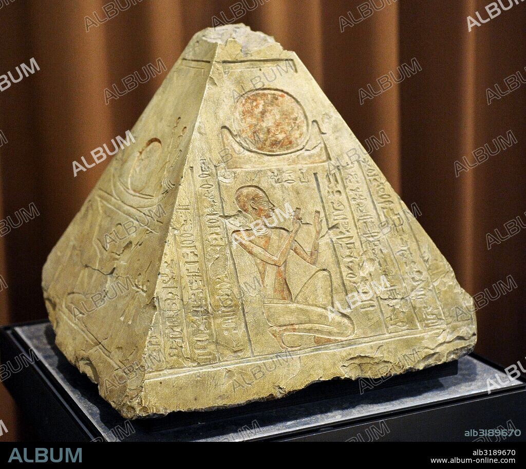 Arte Egipcio. Piramidión de la tumba del sacerdote Rer, Abydos, Alto Egipto. Siglo VII a. C. Piedra caliza. The State Hermitage Museum. San Petersburgo. Rusia.